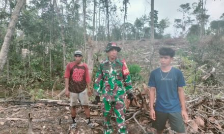 Babinsa Laksanakan Patroli Karhutla bersama warga di desa Di Wilayah Binaan