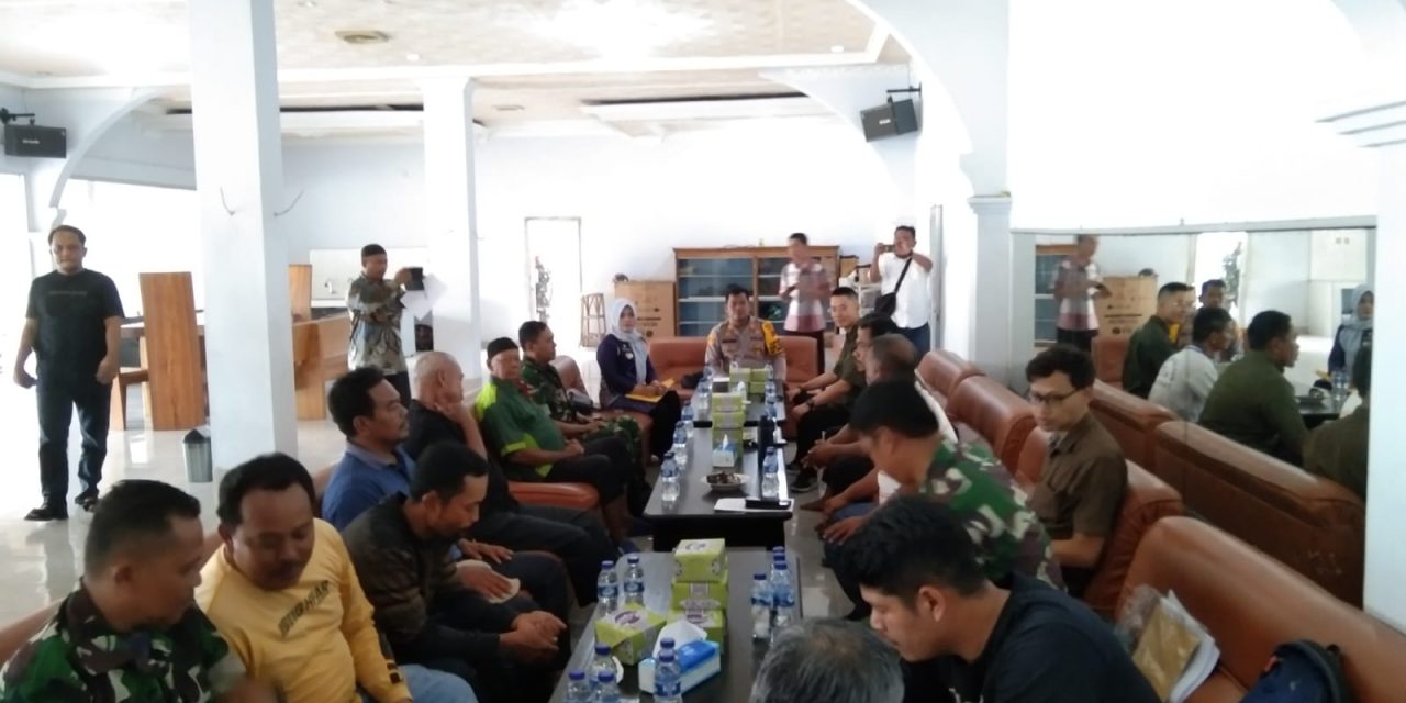 Babinsa Hadiri Acara Mediasi Kasus Penusukan di PT. SGN di Hotel Kacik Mentawak