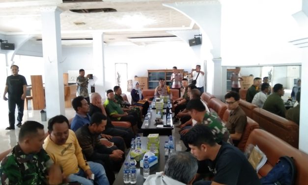 Babinsa Hadiri Acara Mediasi Kasus Penusukan di PT. SGN di Hotel Kacik Mentawak