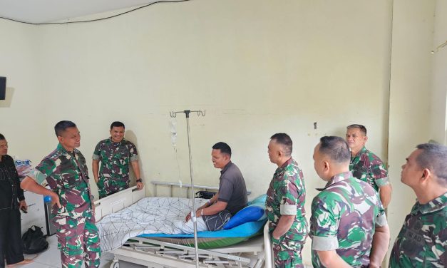 Dandim 0420/Sarko Letkol Inf Suyono, S.Sos Menjenguk Anggota yang Sakit di RSUD Bangko