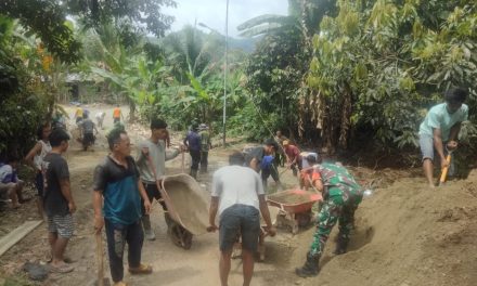 Babinsa Kopda Joni Laksanakan Gotong Royong Bersama Masyarakat di Desa Durian Batakuk, Kecamatan Renah Pembarap