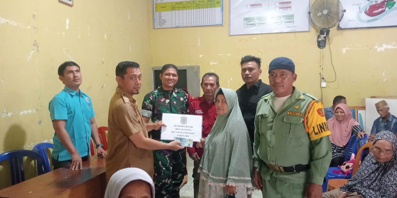 Babinsa Serda Firman Hadiri Pembagian BLT-DD Tahap II di Desa Kungkai
