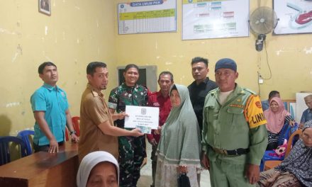 Babinsa Serda Firman Hadiri Pembagian BLT-DD Tahap II di Desa Kungkai