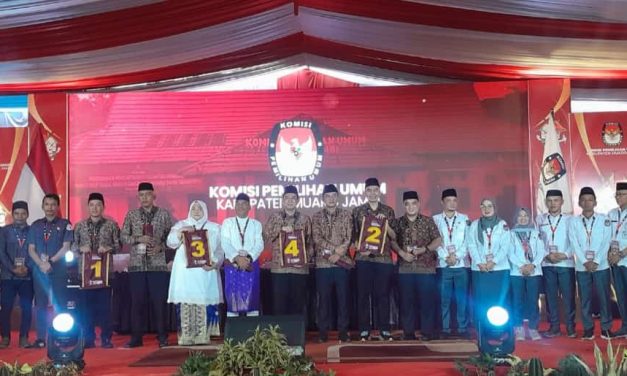 Penjabat Bupati Muaro Jambi Raden Najmi Menghadiri Rapat Pleno KPU pengundian nomor urut pasangan calon Bupati dan Wakil Bupati pada Pilkada serentak