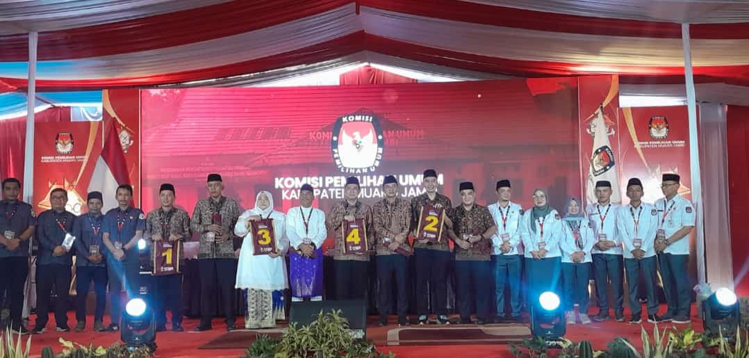 Penjabat Bupati Muaro Jambi Raden Najmi Menghadiri Rapat Pleno KPU pengundian nomor urut pasangan calon Bupati dan Wakil Bupati pada Pilkada serentak