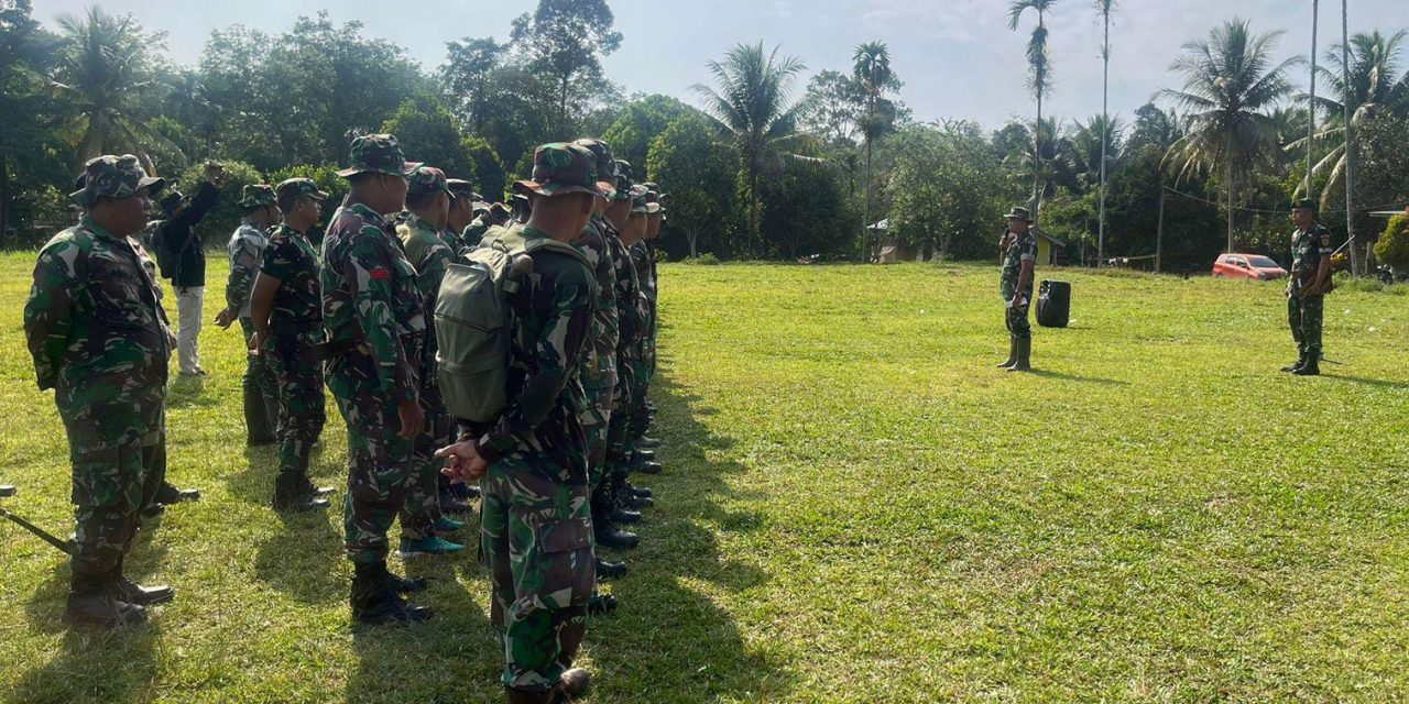 Prajurit Kodim 0420/Sarko Bersama Warga Laksanakan Pembersihan di Lapangan Bola Desa Bedeng Rejo, Persiapan Pembukaan TMMD ke-122