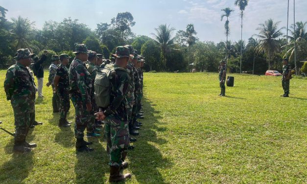 Prajurit Kodim 0420/Sarko Bersama Warga Laksanakan Pembersihan di Lapangan Bola Desa Bedeng Rejo, Persiapan Pembukaan TMMD ke-122