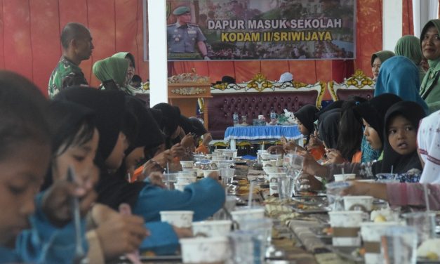 Gizi Sehat Untuk Generasi Muda, Kodim 0420/Sarko Gelar Dapur Masuk Sekolah Di SD Negeri 071/VII
