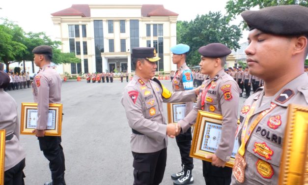 Kapolda Jambi Irjen Pol. Rusdi Hartono Pimpin Upacara Kenaikan Pangkat Luar Biasa Dan Pemberian Penghargaan Kepada Personel Polri Polda Jambi