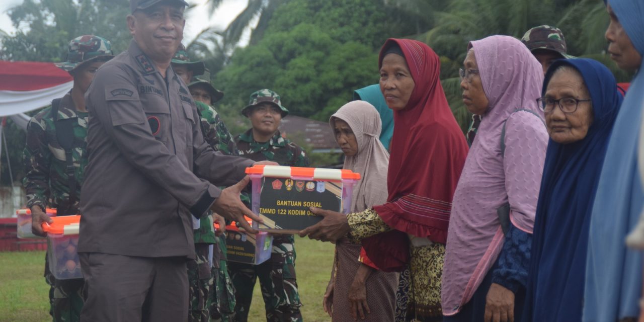 Warga Sambut Gembira Saat TNI Bagikan Puluhan Sembako