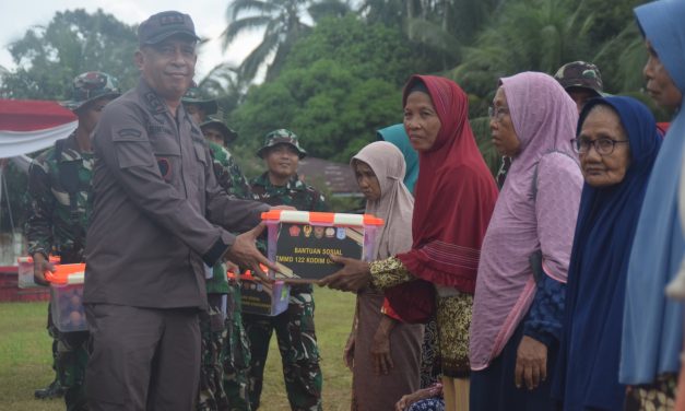 Warga Sambut Gembira Saat TNI Bagikan Puluhan Sembako