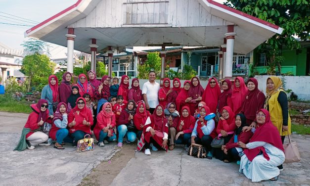 Anggota DPRD kota Jambi Hermansyah melepas Puluhan Emak-emak untuk Tour Wisata kepulau Jawa