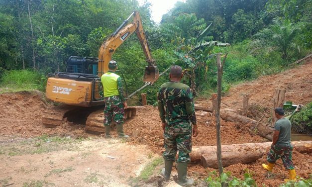 Turunkan Alat Berat Jenis Excavator, Satgas TMMD ke 122 Perbaiki Jembatan Darurat