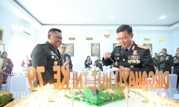 Kapolda Jambi Irjen Pol. Rusdi Hartono hadiri pelaksanaan upacara Peringatan Hari Ulang Tahun Tentara Nasional Indonesia (TNI) ke-79