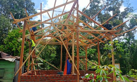 Satgas TMMD ke 122 Kodim Sarko Mulai Pasang Atap Rumah Yabani