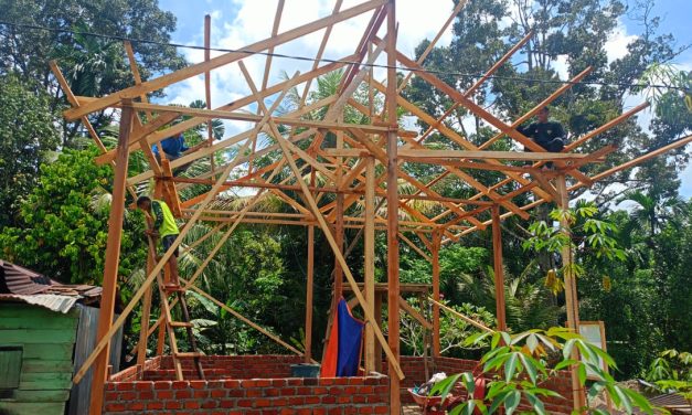 Satgas TMMD ke 122 Kodim Sarko Mulai Pasang Atap Rumah Yabani