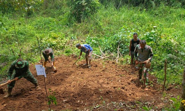 Anggota Satgas TMMD Kodim 0420/Sarko Bangunkan Saung untuk Masyarakat Desa