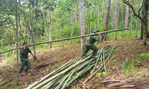 Anggota Satgas TMMD ke 122 Kodim 0420 Sarko Menyiapkan Bambu Untuk Kolam Ikan Warga