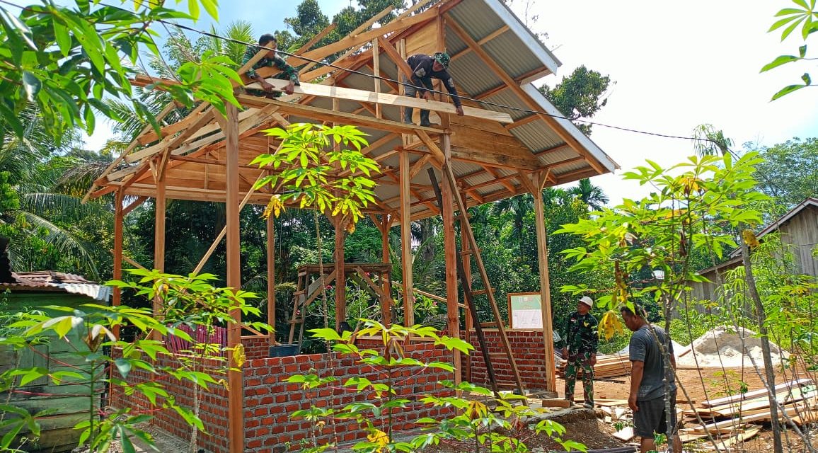 Rumah Baru Pak Yabani Mulai Diatapi Seng Oleh Satgas TMMD ke 122 Kodim Sarko