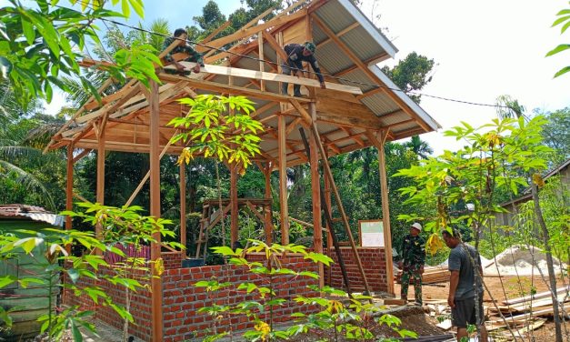Rumah Baru Pak Yabani Mulai Diatapi Seng Oleh Satgas TMMD ke 122 Kodim Sarko