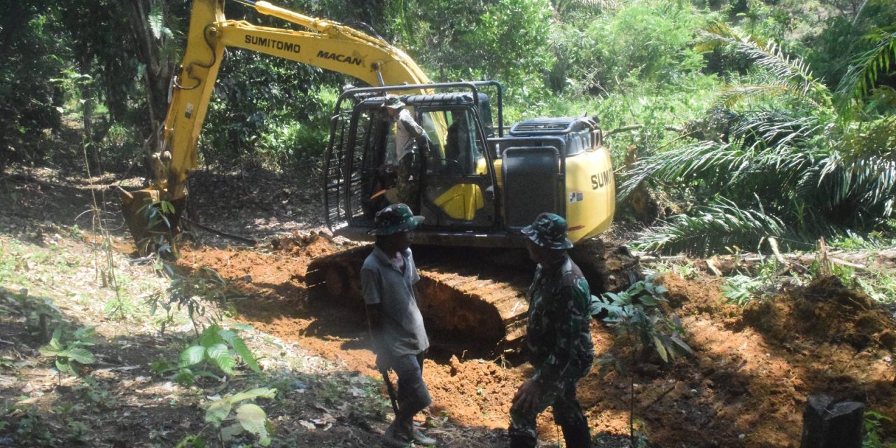 Percepat Pembuatan Kolam Ikan, Satgas TMMD ke 122 Kodim 0420 Sarko Turunkan Alat Berat Jenis Excavator
