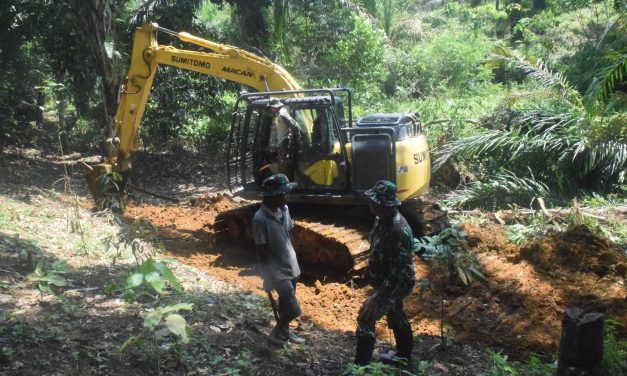 Percepat Pembuatan Kolam Ikan, Satgas TMMD ke 122 Kodim 0420 Sarko Turunkan Alat Berat Jenis Excavator