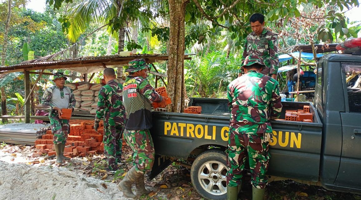 Anggota Satgas TMMD ke 122 Kodim 0420 Sarko Siapkan Material Untuk Bangunan Program Ketahanan Pangan