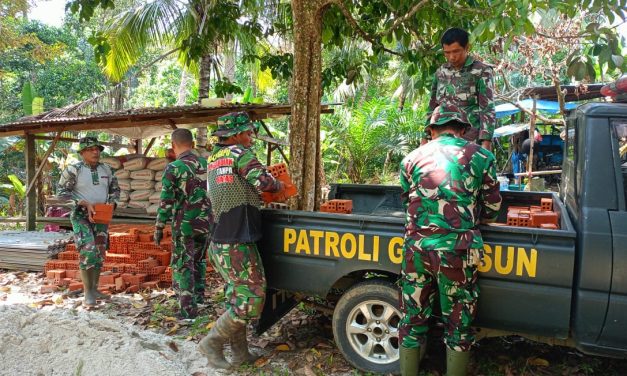 Anggota Satgas TMMD ke 122 Kodim 0420 Sarko Siapkan Material Untuk Bangunan Program Ketahanan Pangan