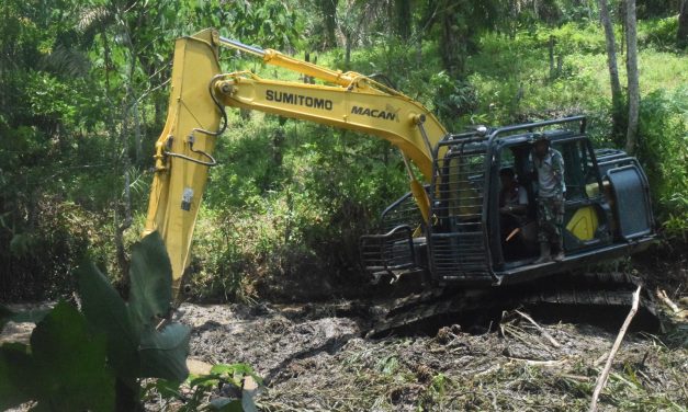 Cuaca Cerah, Satgas TMMD ke 122 Kodim 0420 Sarko Lanjutkan Pengerjaan Peningkatan Jalan
