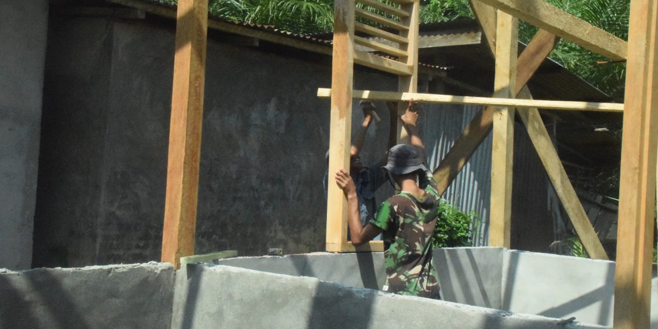 Satgas TMMD ke 122 Kodim Sarko Mulai Pasang Kusen Jendela dan Pintu Rumah Pak Yabani