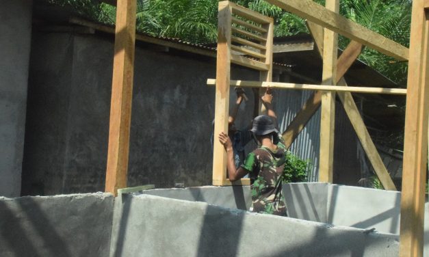 Satgas TMMD ke 122 Kodim Sarko Mulai Pasang Kusen Jendela dan Pintu Rumah Pak Yabani