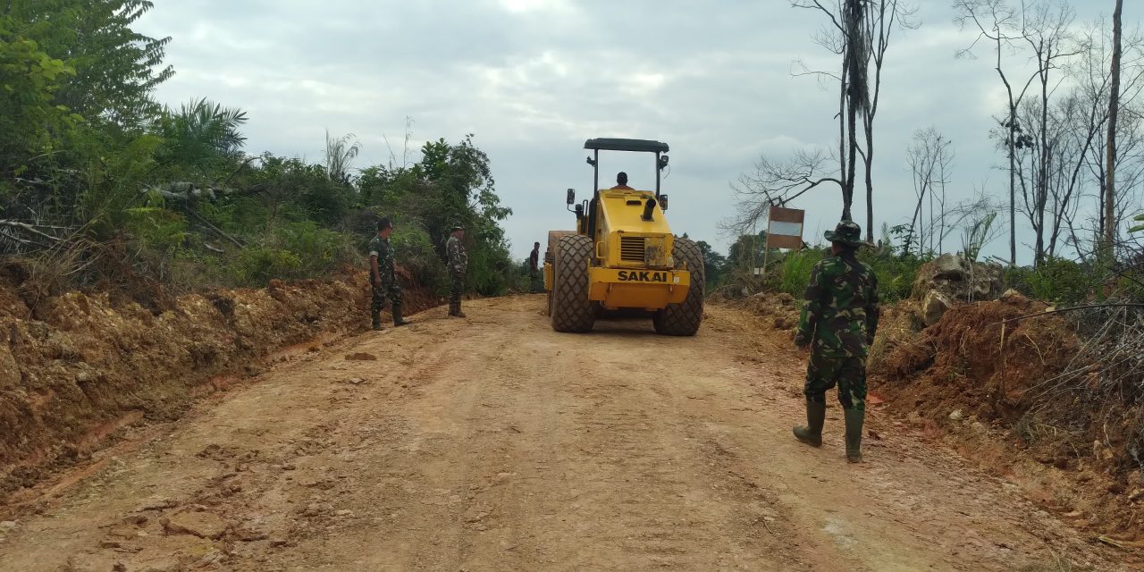 Satgas TMMD ke 122 Kodim 0420 Sarko Lakukan Perkerasan Jalan Penghubung Desa Bedeng Rejo-Sungai Putih