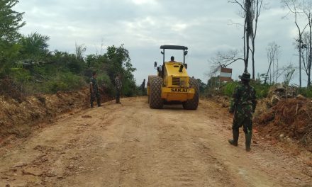 Satgas TMMD ke 122 Kodim 0420 Sarko Lakukan Perkerasan Jalan Penghubung Desa Bedeng Rejo-Sungai Putih