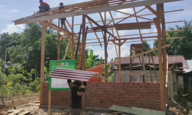 Anggota Satgas TMMD ke-122 Kodim 0420/Sarko Pasang Atap Seng Rumah Pak Yabani