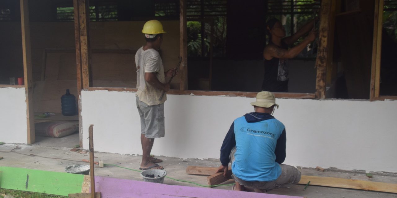 Anggota Satgas TMMD ke 122 Kodim 0420 Sarko Pasang Jendela Madrasah Darul Ulum Desa Bedeng Rejo