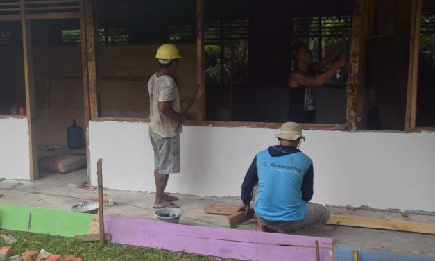 Anggota Satgas TMMD ke 122 Kodim 0420 Sarko Pasang Jendela Madrasah Darul Ulum Desa Bedeng Rejo