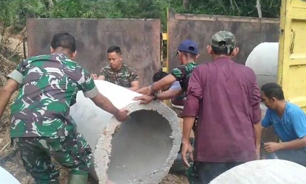 Anggota Satgas TMMD ke 122 Kodim Sarko Siapkan Gorong-gorong Untuk Jembatan Darurat