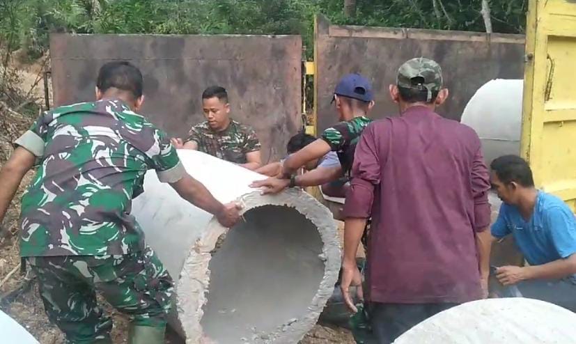 Anggota Satgas TMMD ke 122 Kodim Sarko Siapkan Gorong-gorong Untuk Jembatan Darurat