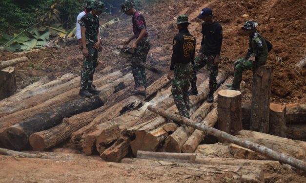 Anggota Satgas TMMD ke 122 Kodim 0420 Sarko Pasang Lantai Jembatan Darurat