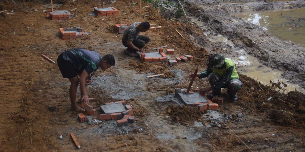 Anggota Satgas TMMD 122 Kodim 0420/Sarko Buka Cor Tiang Pondasi Kandang Kambing