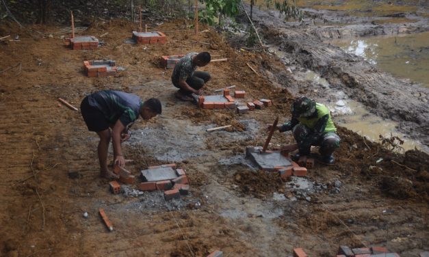 Anggota Satgas TMMD 122 Kodim 0420/Sarko Buka Cor Tiang Pondasi Kandang Kambing