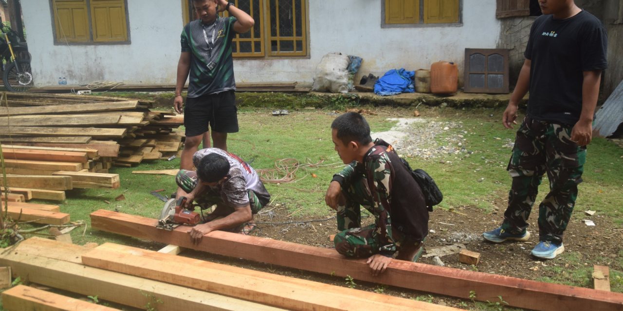 Anggota Satgas TMMD ke-122 Kodim 0420 Siapkan Meterial Kayu Untuk Kandang Kambing