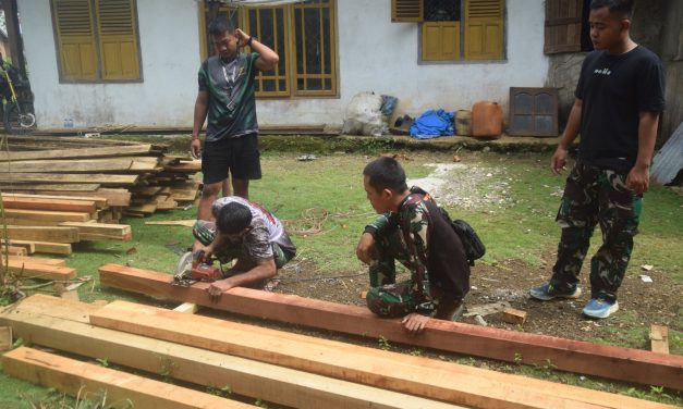 Anggota Satgas TMMD ke-122 Kodim 0420 Siapkan Meterial Kayu Untuk Kandang Kambing