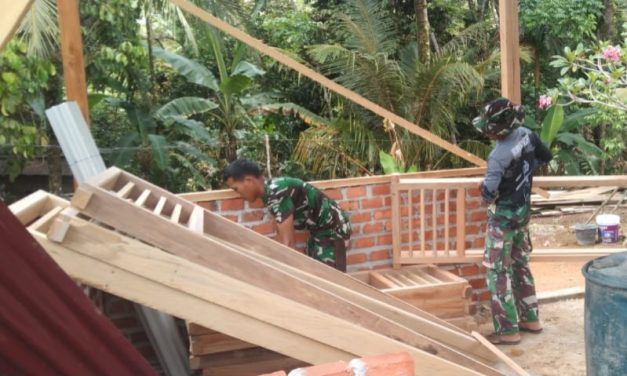 Satgas TMMD ke122 Kodim 0420 Sarko Distribusikan Kusen Pintu dan Jendela Rumah Yabani