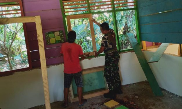 Satgas TMMD ke-122 Kodim 0420/Sarko Pasang Pintu dan Jendela Madrasah