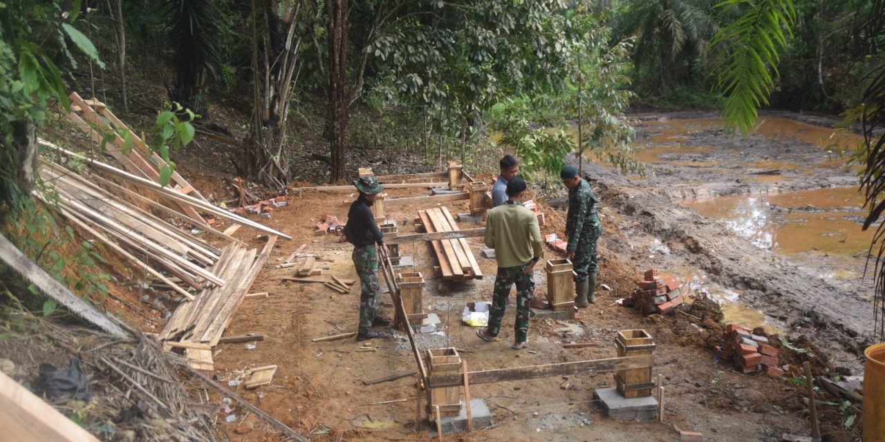 Anggota Satgas TMMD ke 122 Kodim 0420 Sarko Mulai Pasang Tiang Untuk Kandang Kambing