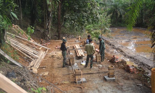 Anggota Satgas TMMD ke 122 Kodim 0420 Sarko Mulai Pasang Tiang Untuk Kandang Kambing
