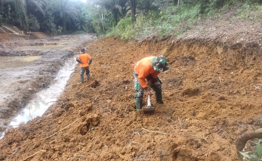 Pembangunan Program Ketahanan Pangan Terus Dikebut Anggota Satgas TMMD ke 122 Kodim Sarko