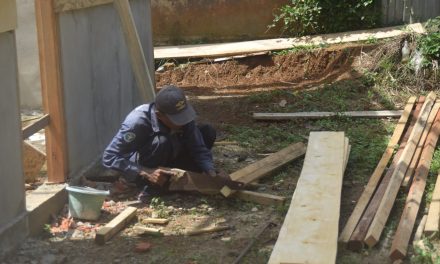 RLH Supardi Segera Dipasangi Dinding Oleh Satgas TMMD ke-122 Kodim 0420/Sarko