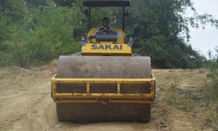 Cuaca Cerah, Satgas TMMD ke 122 Kodim 0420 Sarko Padatkan Jalan Penghubung Desa Bedeng Rejo-Sungai Putih